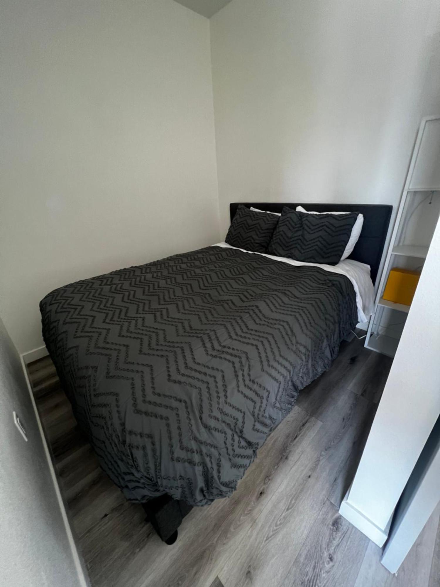Modern Hollywood Walk Of Fame Apts- Free Parking, 360 Rooftop, Pool, Gym- Centrally Located Apartment