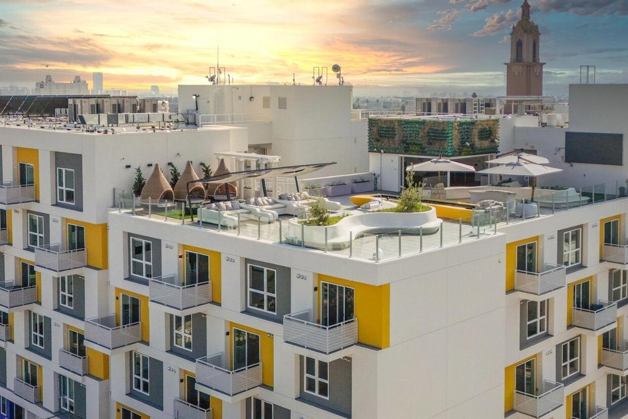 Apartment Modern Hollywood Walk Of Fame Apts- Free Parking, 360 Rooftop, Pool, Gym- Centrally Located