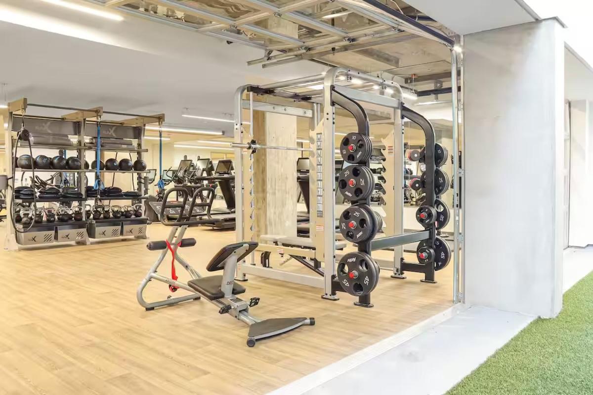 Modern Hollywood Walk Of Fame Apts- Free Parking, 360 Rooftop, Pool, Gym- Centrally Located