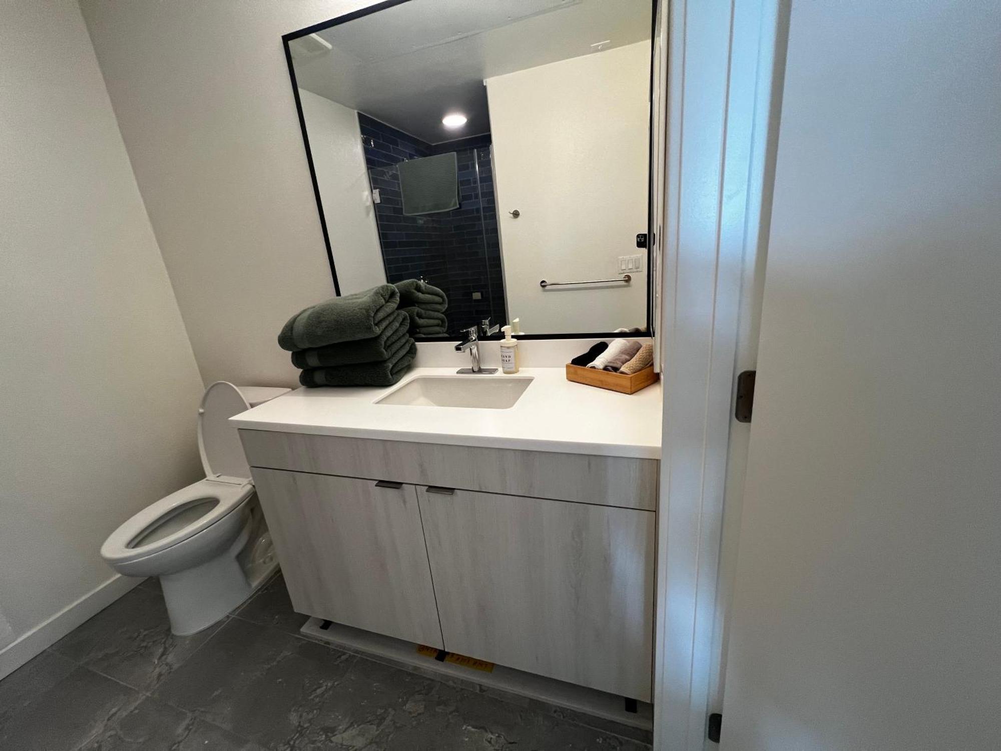 Modern Hollywood Walk Of Fame Apts- Free Parking, 360 Rooftop, Pool, Gym- Centrally Located *