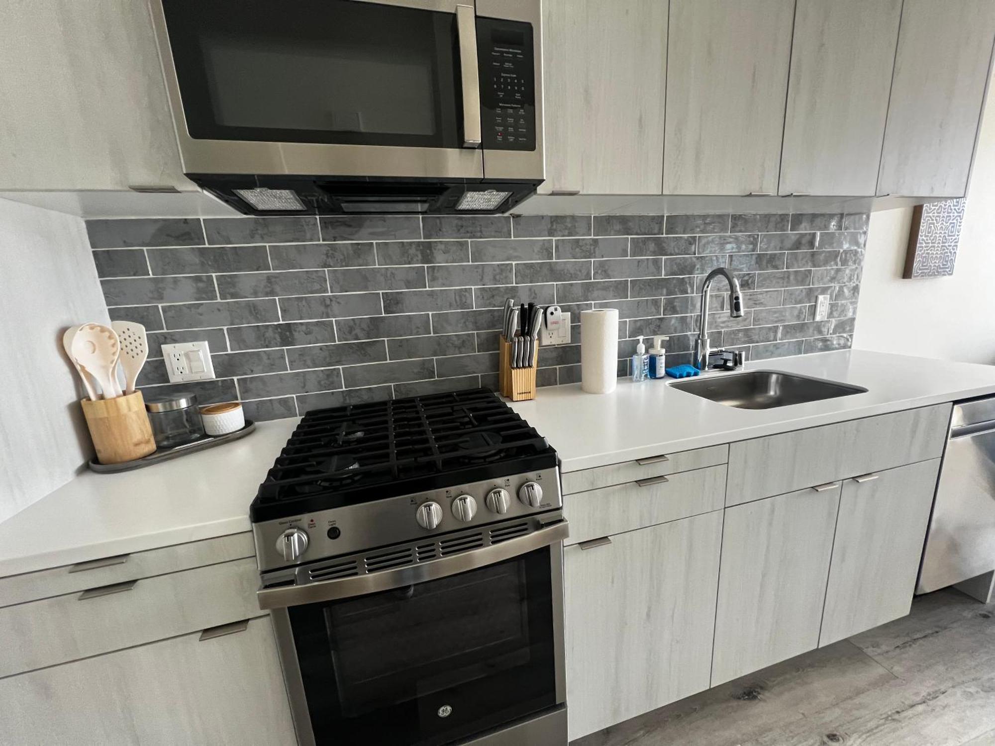 Modern Hollywood Walk Of Fame Apts- Free Parking, 360 Rooftop, Pool, Gym- Centrally Located Los Angeles