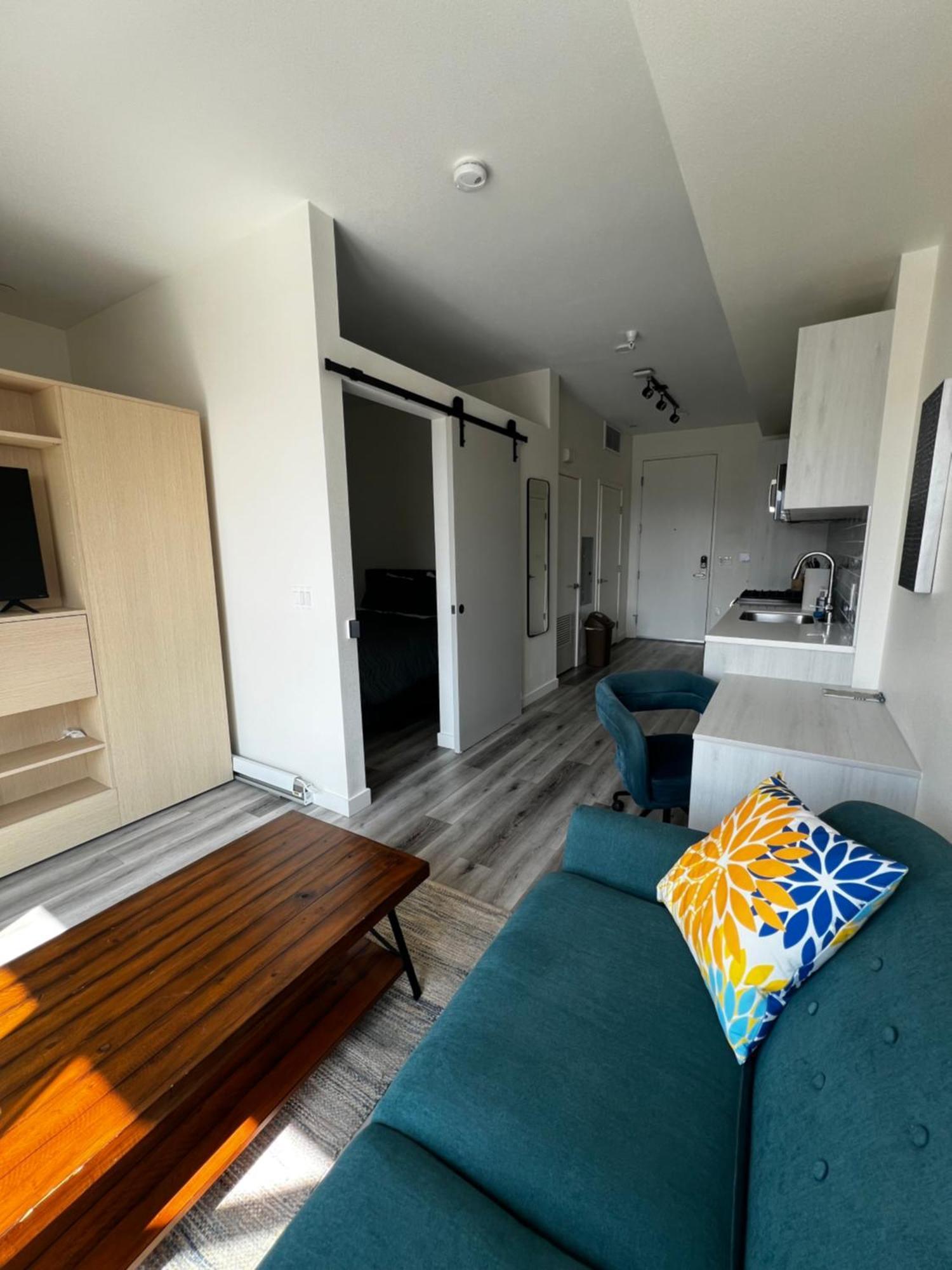 Modern Hollywood Walk Of Fame Apts- Free Parking, 360 Rooftop, Pool, Gym- Centrally Located