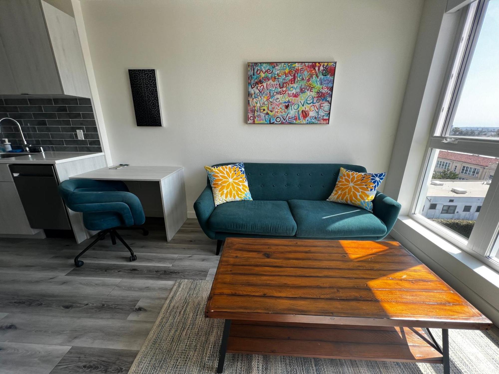 Modern Hollywood Walk Of Fame Apts- Free Parking, 360 Rooftop, Pool, Gym- Centrally Located Apartment *