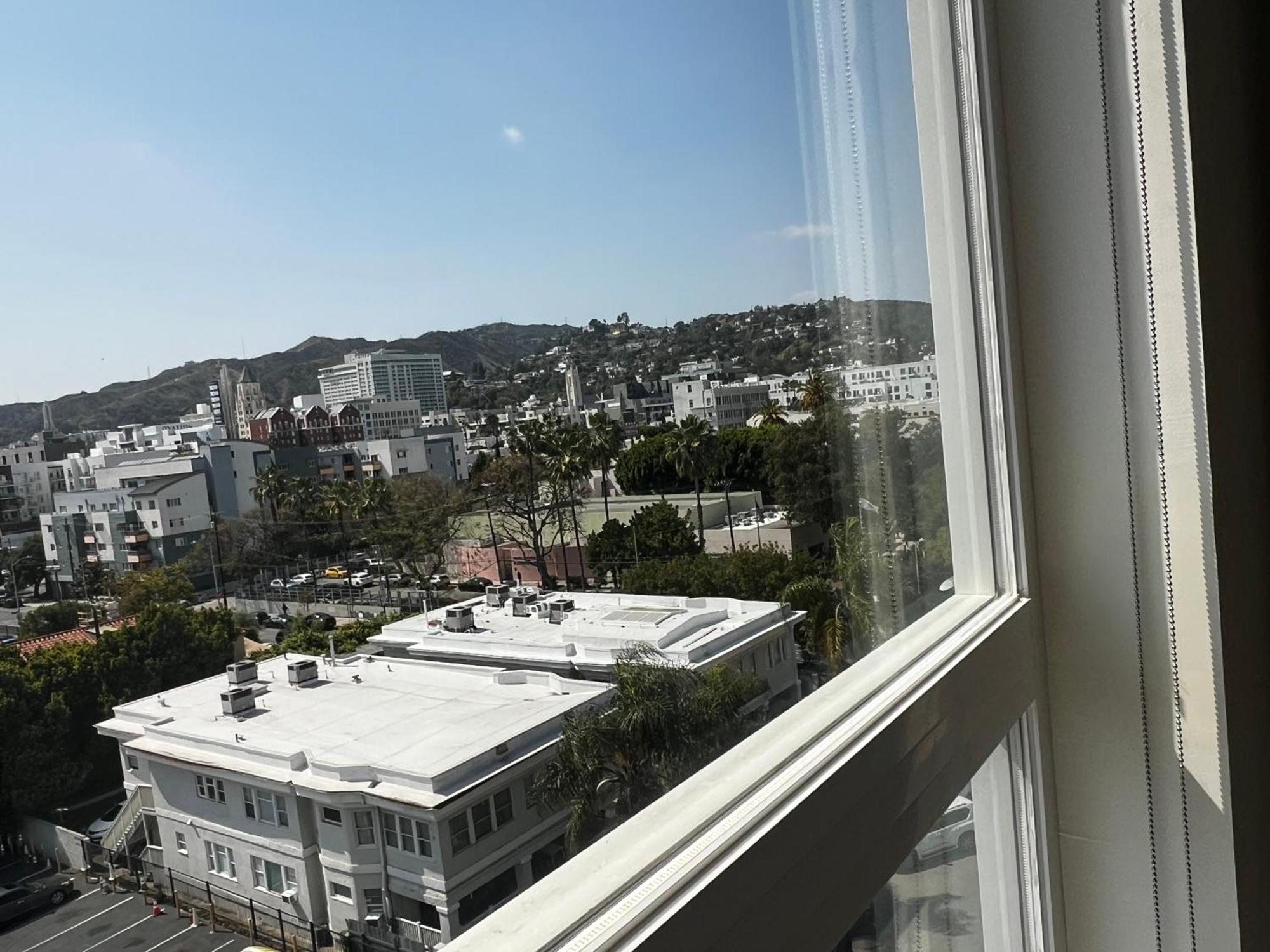 Modern Hollywood Walk Of Fame Apts- Free Parking, 360 Rooftop, Pool, Gym- Centrally Located Apartment Los Angeles