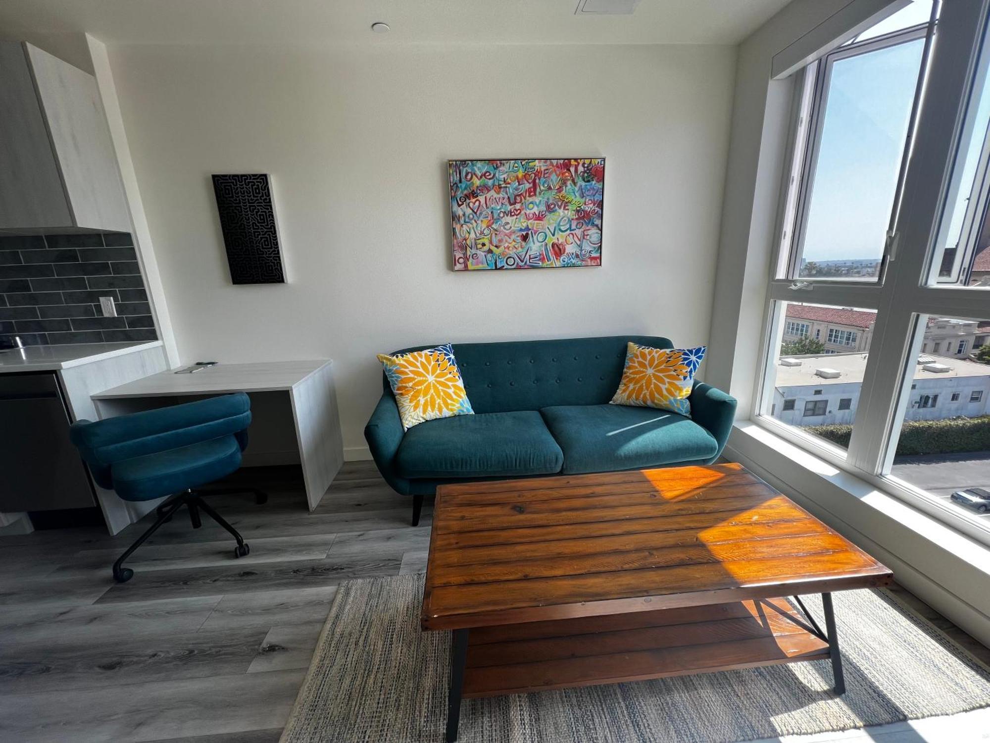 Modern Hollywood Walk Of Fame Apts- Free Parking, 360 Rooftop, Pool, Gym- Centrally Located Apartment