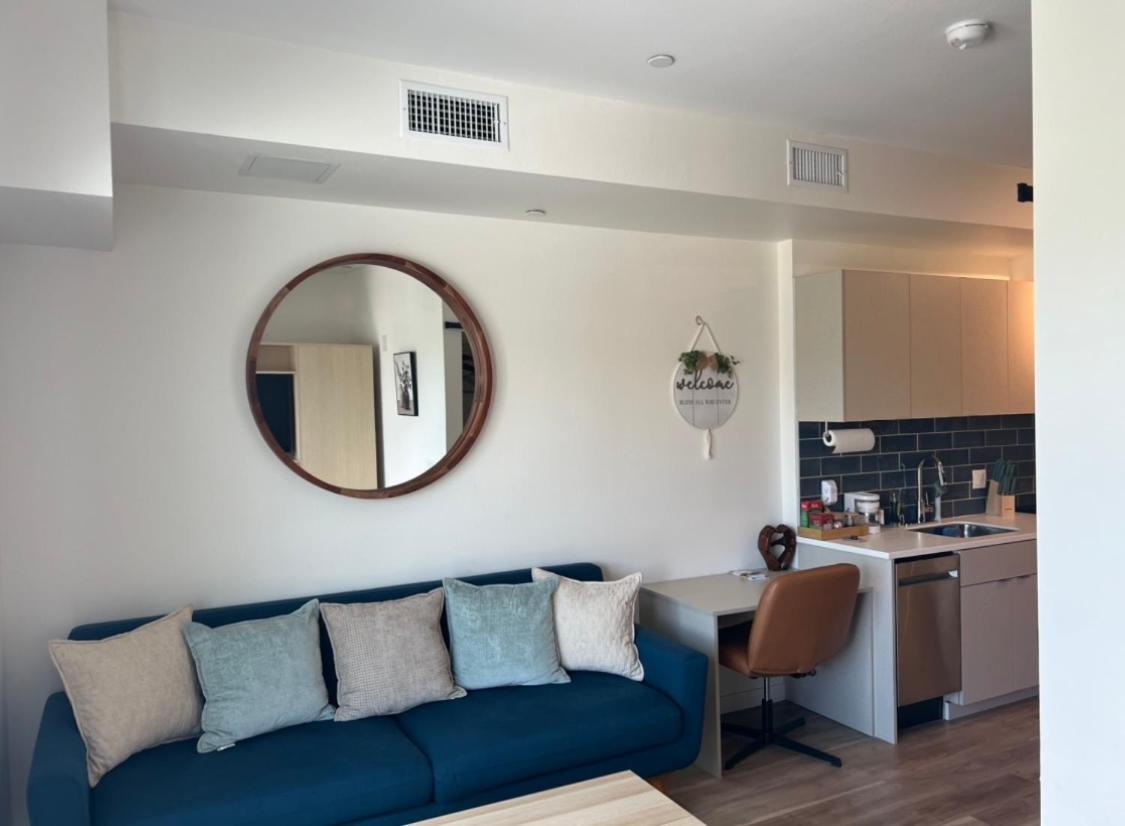 Apartment Modern Hollywood Walk Of Fame Apts- Free Parking, 360 Rooftop, Pool, Gym- Centrally Located *