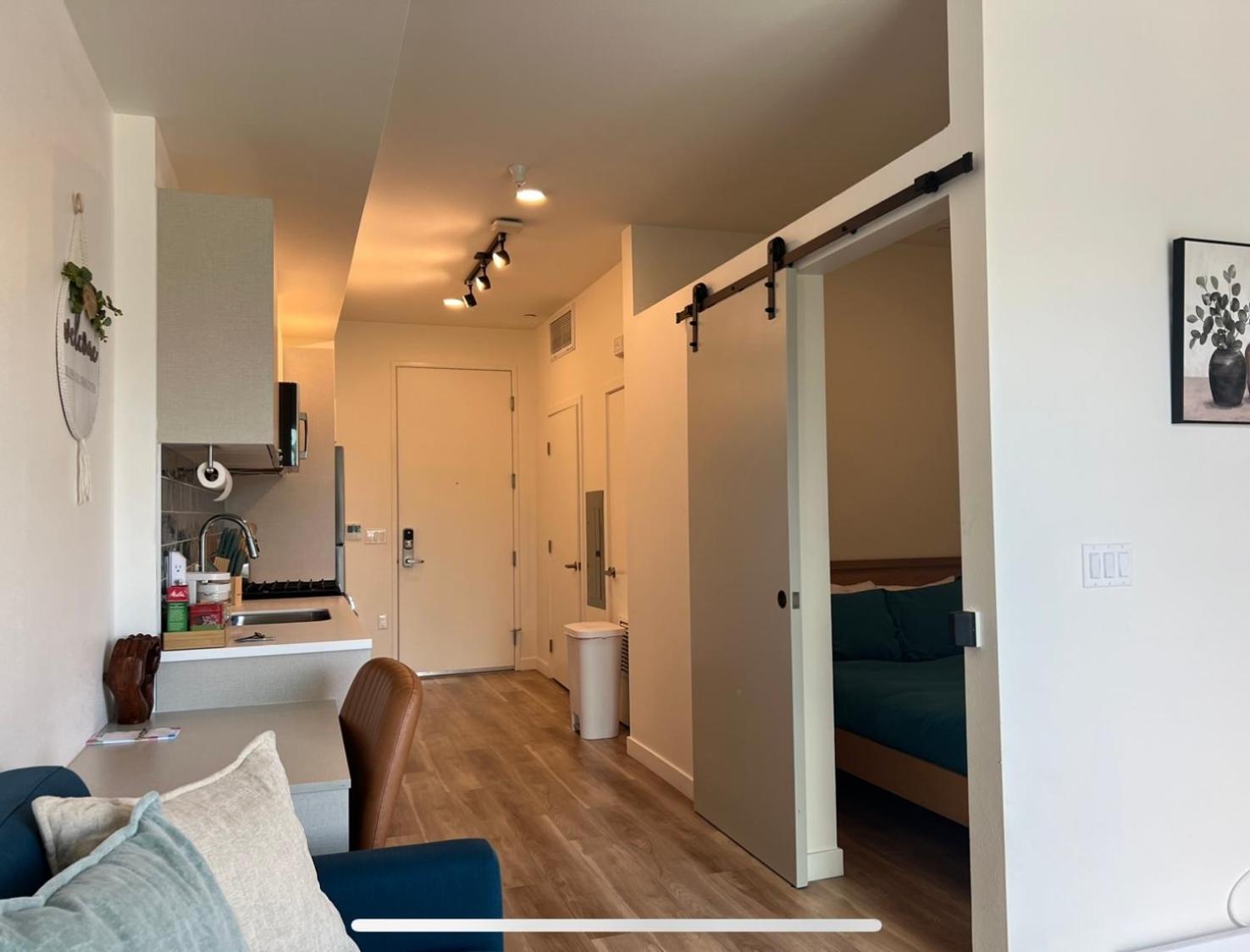 Modern Hollywood Walk Of Fame Apts- Free Parking, 360 Rooftop, Pool, Gym- Centrally Located Apartment *