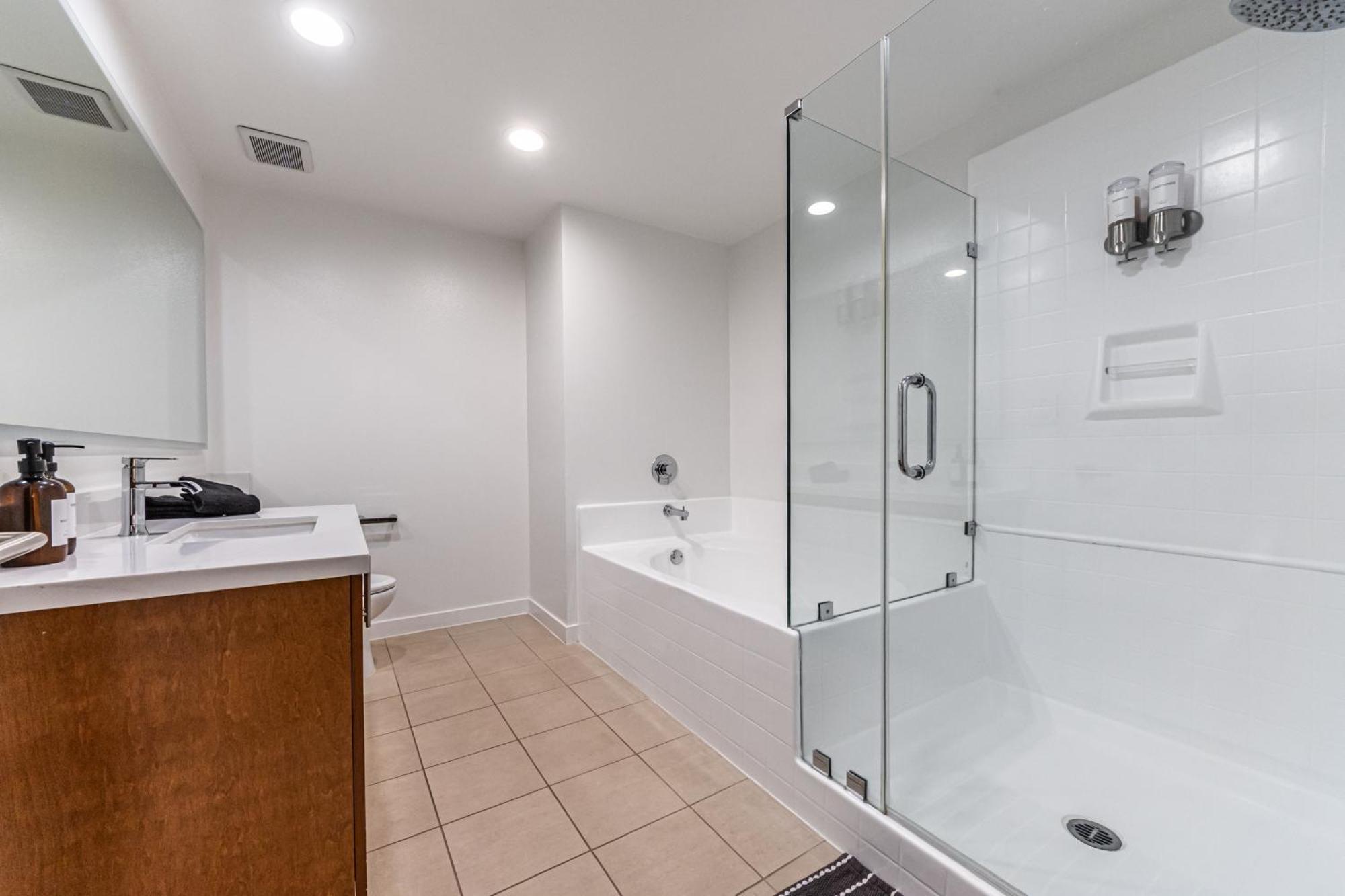 Stylish 2bdr & 2bth - 15 Mins Walk To The Beach! *
