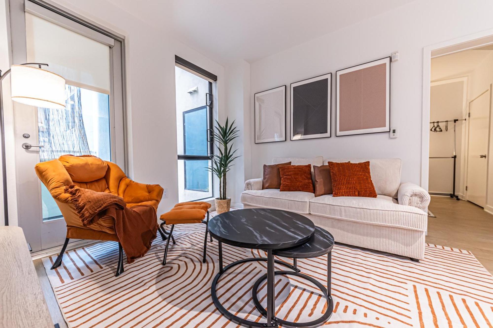 Stylish 2bdr & 2bth - 15 Mins Walk To The Beach!