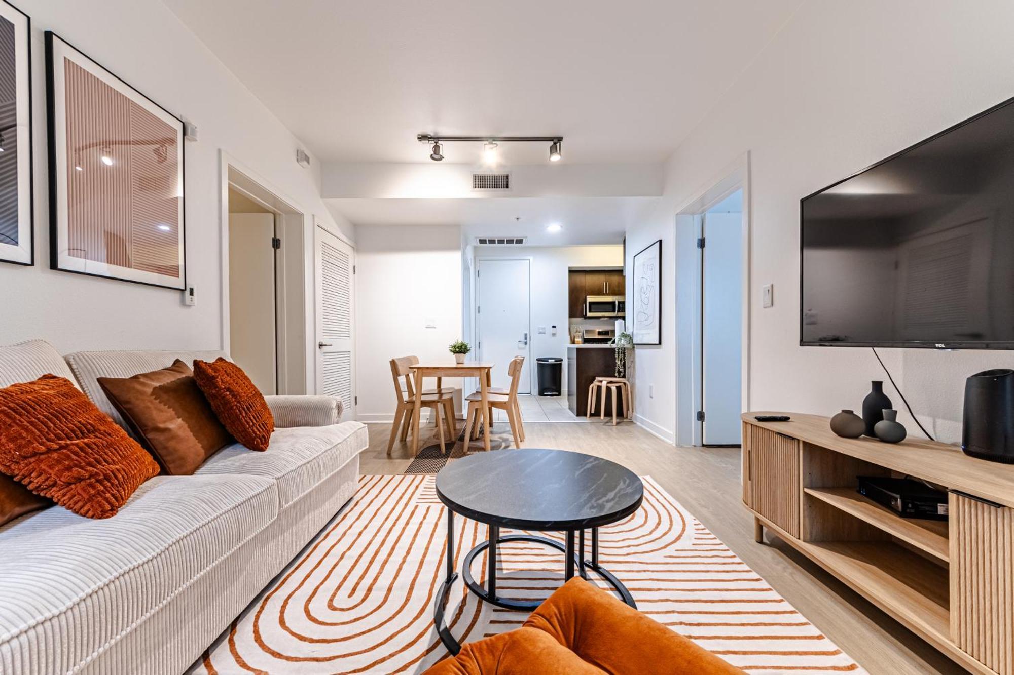 Stylish 2bdr & 2bth - 15 Mins Walk To The Beach! * Los Angeles