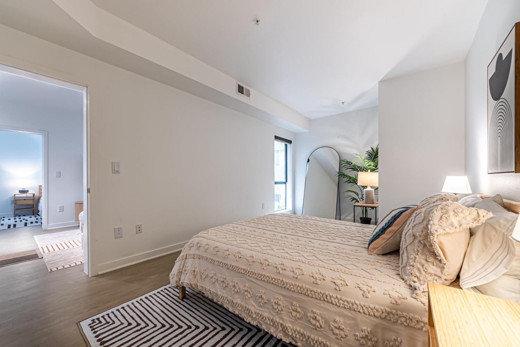 Stylish 2bdr & 2bth - 15 Mins Walk To The Beach! *