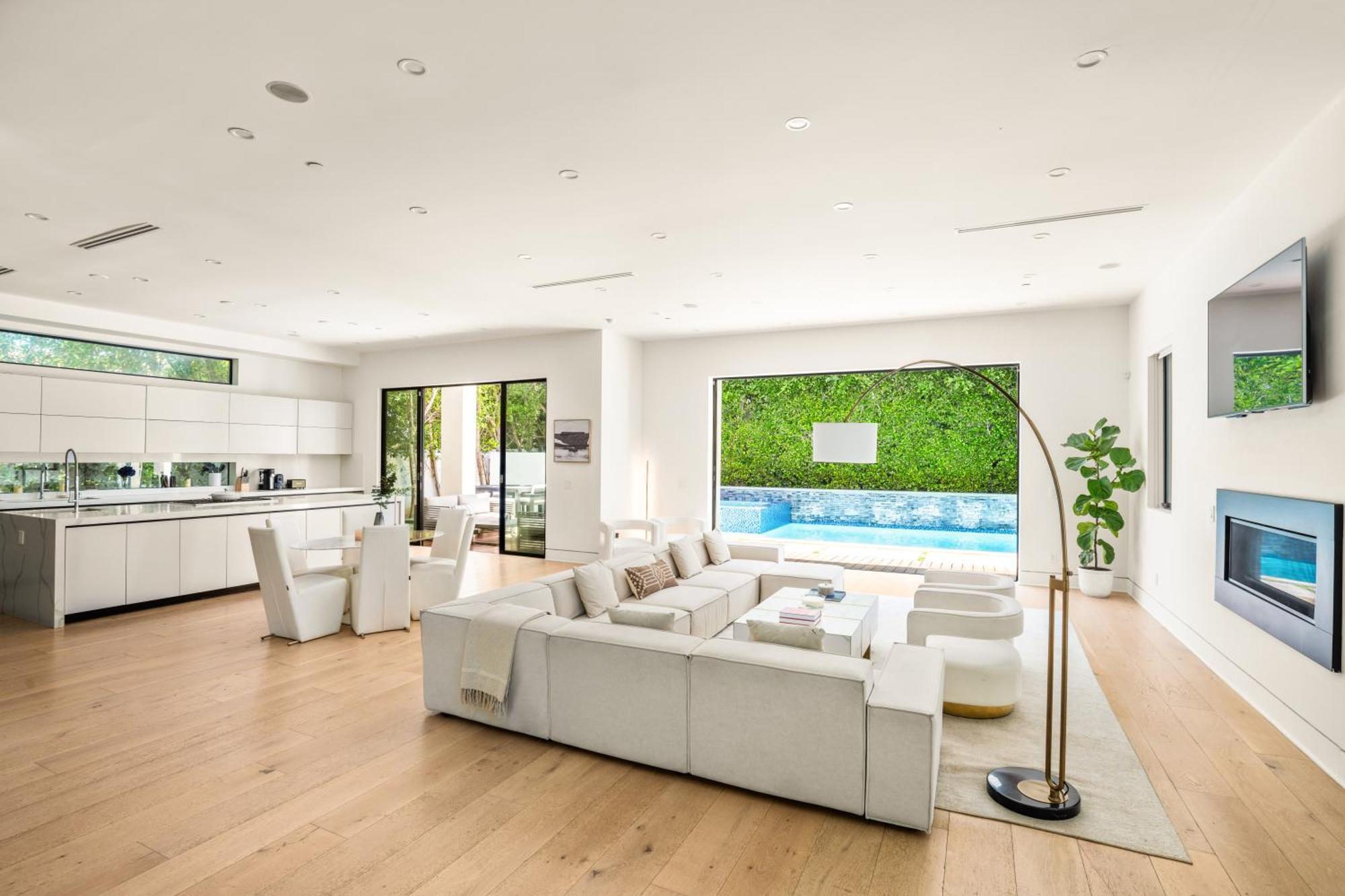Luxurious Retreat - Modern House With Pool Pousada
