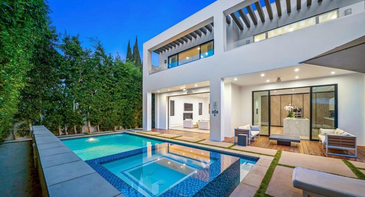 Luxurious Retreat - Modern House With Pool Pousada