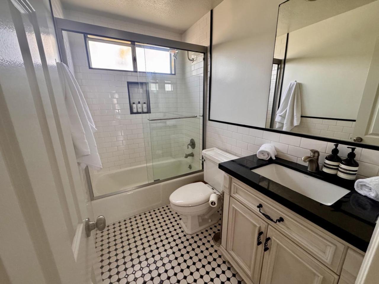 Santa Monica 2br Views And Prime Location *