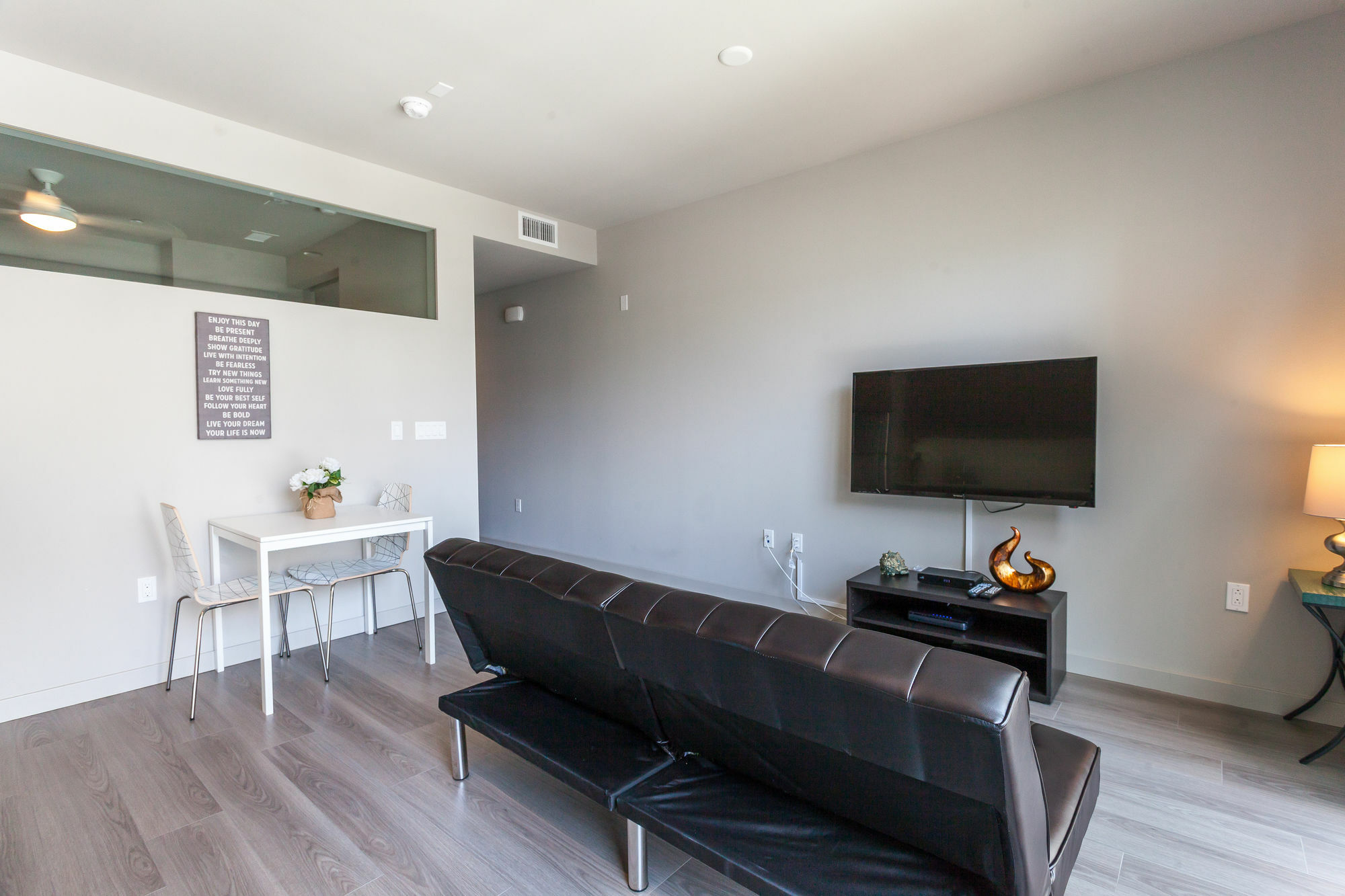 Tripbz 8th And Grand Apartment *