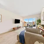 Marina View 2Br Apt, Steps To Beach W Gym, Pool & Parking