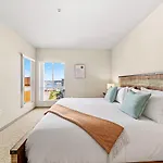 Marina View 2Br Apt, Steps To Beach W Gym, Pool & Parking
