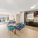Marina View 2Br Apt, Steps To Beach W Gym, Pool & Parking