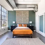 2 Bedroom Condo With Pool And Downtown La View