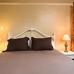 Hollywood Hills Suites