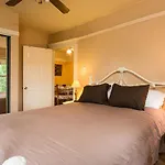 Hollywood Hills Suites