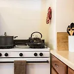 Hollywood Hills Suites