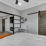 Hollywood Blvd Apartment