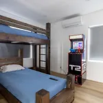 Monopoly House - Spacious 2Bd 8 Min From Airport