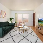 Elegance And Comfort In Prime La Location