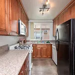 Elegance And Comfort In Prime La Location