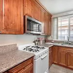 Elegance And Comfort In Prime La Location