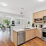 Beverly Grove Chic City Oasis 2 Bedroom Apt With Den 138