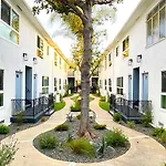 Hollywood/Thai Town Courtyard Apartment