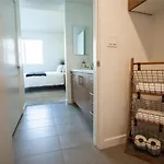 2 Bdr Apt W Balcony In Heart Of Hollywood