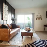 2 Bdr Apt W Balcony In Heart Of Hollywood