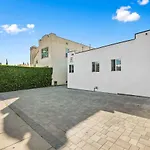 Miracle Mile Chic 1 Bedroom Bungalow Apt Parking Unit 2