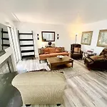 ৎ୭ Valley Village Privacy Lux ৎ୭