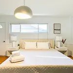 Relaxing 6 Bedroom Oasis With Pool - Lou1