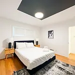 Relaxing 6 Bedroom Oasis With Pool - Lou1