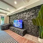 Relaxing 6 Bedroom Oasis With Pool - Lou1