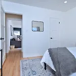 Beautiful 4 Bed Home + Jacuzzi