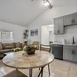 ৎ୭bright & Gorgeous Canoga Park Guesthouseৎ୭