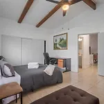 ৎ୭bright & Gorgeous Canoga Park Guesthouseৎ୭