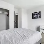 Spacious 2 Bedroom 2 Bathroom Unit Great Location
