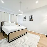 Beverly Hills-Neighboring 2-Br Home - Doh1