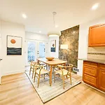 Beverly Hills-Neighboring 2-Br Home - Doh1