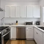 Exclusive 2Bd 3Ba With Balcony