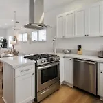 Exclusive 2Bd 3Ba With Balcony