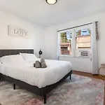 Charming 1-Bedroom Apartment With Hot Tub