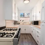 Charming 1-Bedroom Apartment With Hot Tub